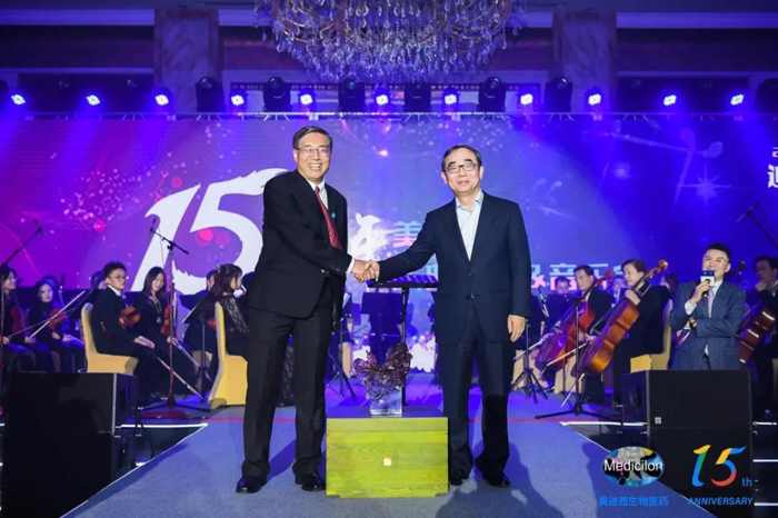 xc sports(中国区)-官方网站
CEO陈春麟（左）与恒瑞集团董事长孙飘扬（右）合影