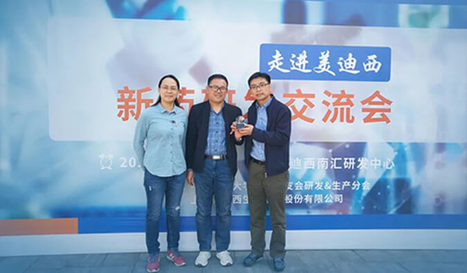 璧辰医药赠予xcsports“我们的第一个候选化合物”纪念奖杯.jpg